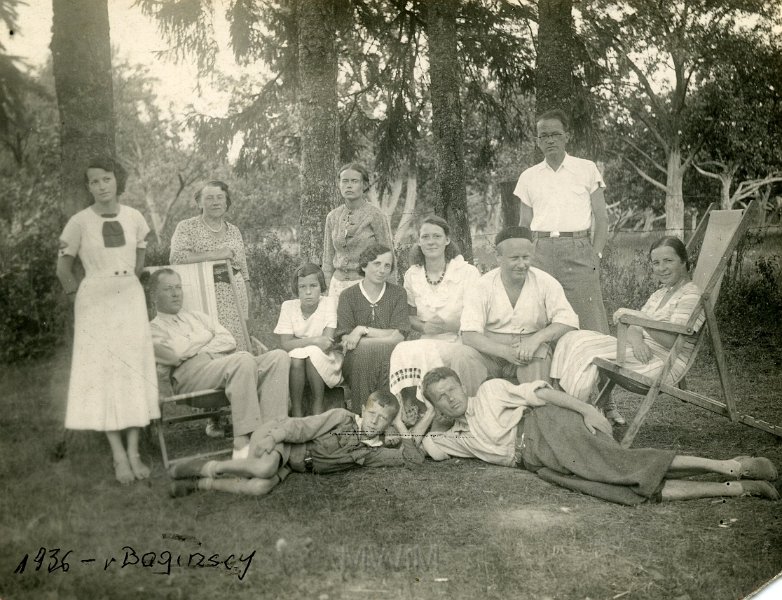 KKE 4960.jpg - Fot. W lesie. Rodzina Bagińskich. W berecie Stanisław Borowski - profesor prawa rozstrzelany w pierwszych dniach wojny, Miratycze, lata 30-te XX wieku.